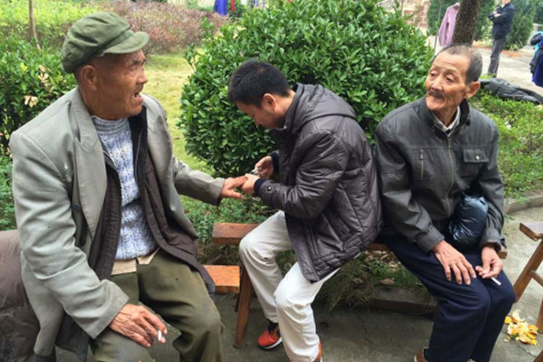 昌利金剛石鋸片顧總為老人修指甲 昌利金剛石鋸片顧總為老人修指甲