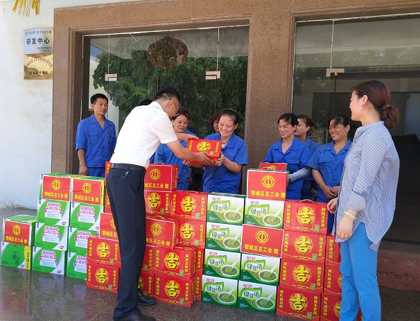 鄂城區(qū)委領導為昌利金剛石鋸片車間生產一線職工“送清涼” 鄂城區(qū)委領導為昌利金剛石鋸片車間生產一線職工“送清涼”