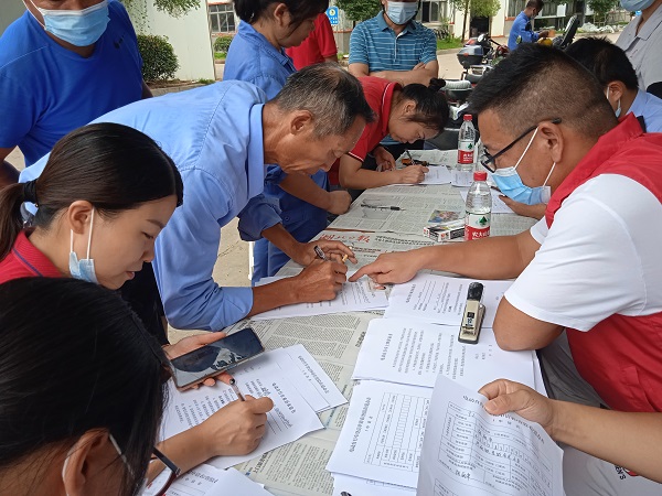 交警中隊聯合昌利公司為員工進行電動車掛牌服務 交警中隊聯合昌利公司為員工進行電動車掛牌服務